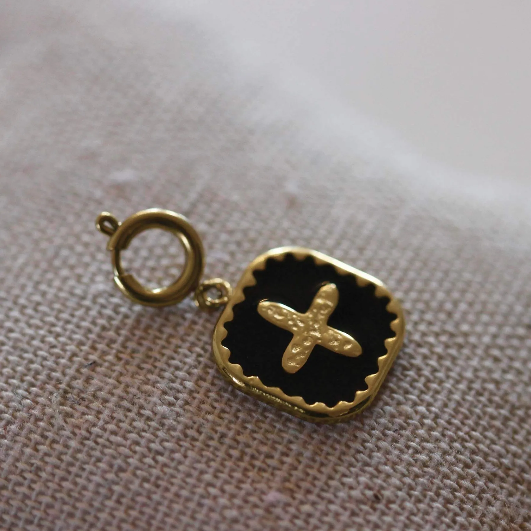 Luzaka Luzacharms<Charm Médaille Croix acier doré or
